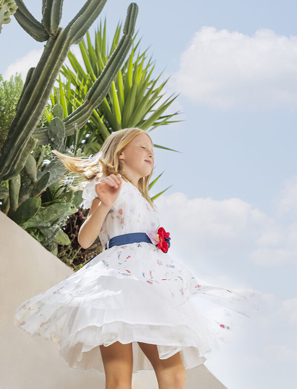 Красный — главный цвет нового сезона, который приносит с собой энергию, жизненную силу и непередаваемую дозу страсти. Monnalisa выбрала этот цвет для своей Коллекции Chic Rosso, настоящего гимна свежести и стиля.