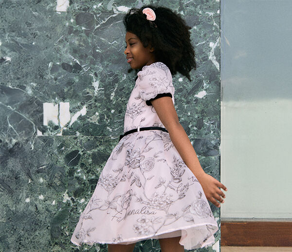 The new Monnalisa Fall/Winter 2025/2026 collection tells the story of a season defined by bold style, couture details, and refined contrasts. The looks blend elegance and modernity, building a wardrobe that interprets every moment with personality.