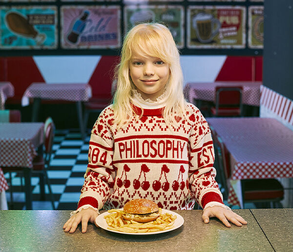 Shining becomes a playful style statement in the Philosophy by Lorenzo Serafini Kids collection. Together with Monnalisa, it expresses the festive spirit with modern, authentic elegance. A collection that interprets children’s fashion through a contemporary lens, defined by refined details and precious materials.