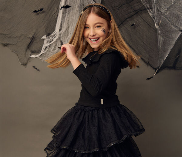It’s the spookiest time of the year… but also the coolest! Light cobwebs, fluttering bats, and dark touches turn every look into a little style show.