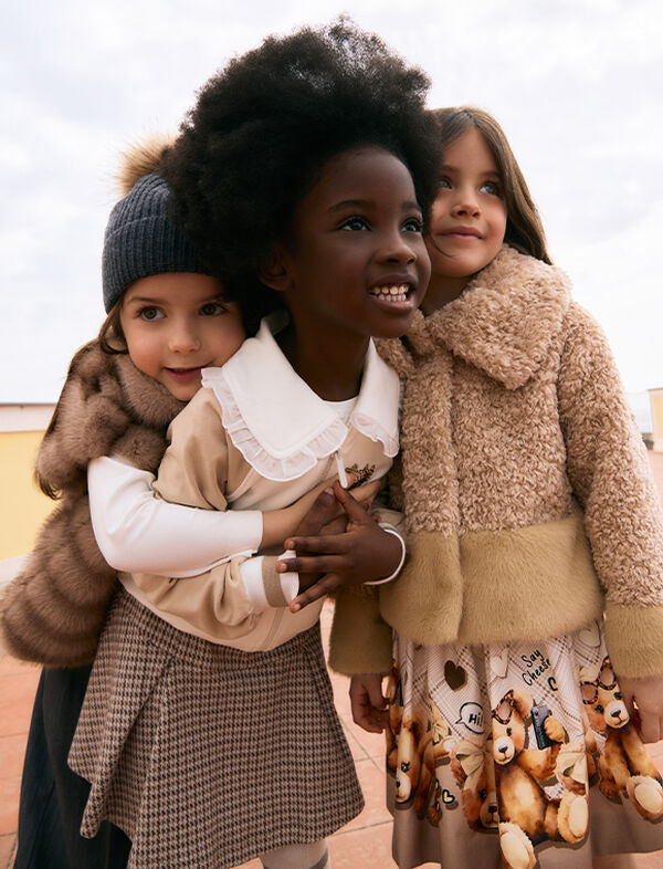 With the arrival of autumn, children’s wardrobes transform into a story of warm shades and enveloping textures. Monnalisa interprets this season as a journey through soft hues and playful elegance.
