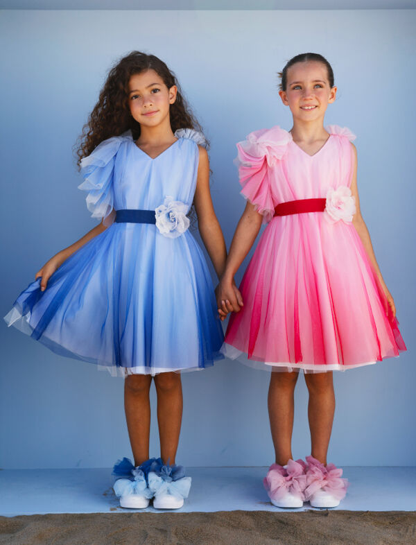 Sophisticated plays on graduated colour in the Cruise collection, alternating whites with bold maxi-prints.