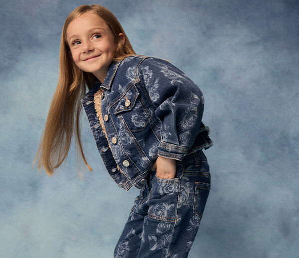 Denim has always been the fabric symbol of freedom, character, and personality. Today, the total denim look conquers children’s wardrobes, becoming a timeless must-have that combines comfort and trend.