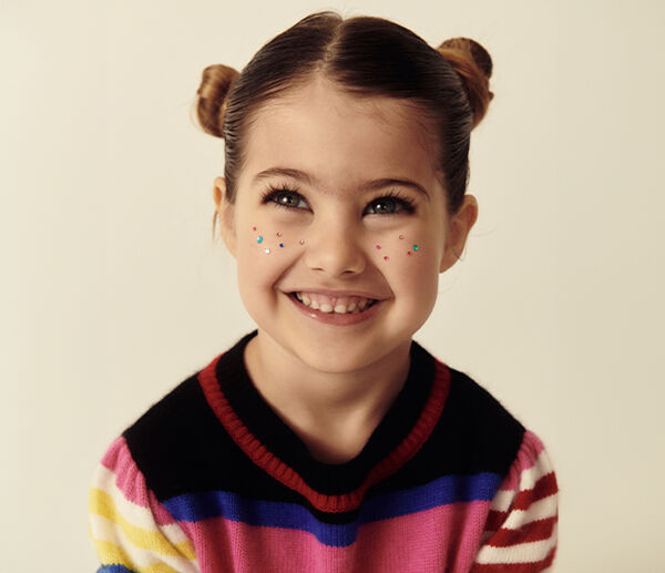 The "Pop Colors" collection is a vibrant tribute to joy and fun, designed to bring a breath of freshness and cheer to the new season. This line of clothing stands out for its vivid colors, playful details, and irresistible accessories, crafted to create outfits that are not only beautiful but also functional and fun.