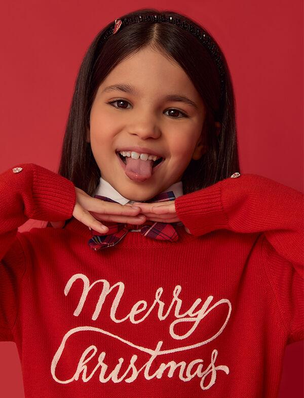 El rojo es el color que, más que ningún otro, ilumina la atmósfera navideña. Es vibrante, elegante, icónico. Monnalisa lo interpreta con una mirada contemporánea, mezclándolo con los símbolos más queridos de la temporada —tartán, lazos, detalles luminosos— para crear looks que unen emoción y estilo.