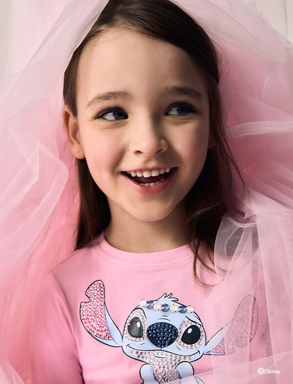 Новая коллекция весна-лето представляет деним в игривом и ультрашикарном исполнении! Идеально сочетается с кедами, неотразим с балетками — деним от Monnalisa легко адаптируется под любой образ: от повседневного до эффектного.