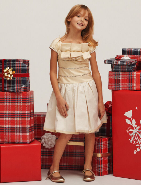 Funkelnde Geschenke unter dem Baum und auf der Wunschliste, die Ausdruck von Qualität und Tradition sind.