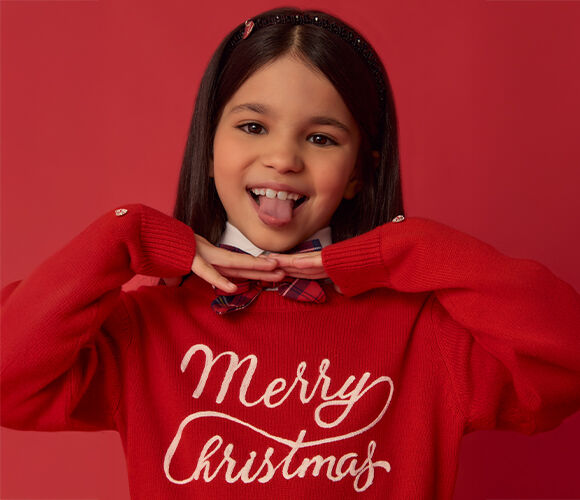 Red is the colour that more than any other lights up the holiday atmosphere. It is vibrant, elegant, iconic. Monnalisa interprets it through a contemporary lens, blending it with the season’s most beloved symbols—tartan, bows, luminous details—to create looks that unite emotion and style.