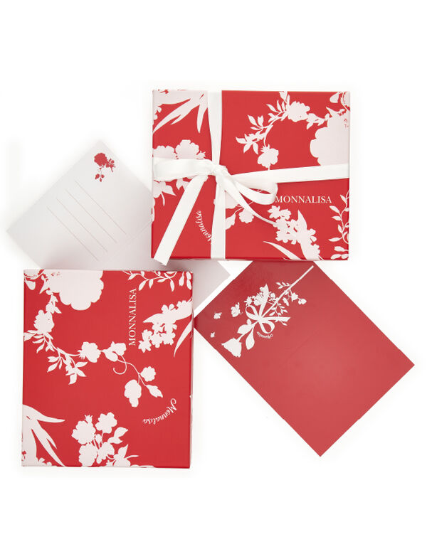 Una caja con dos productos dedicados a la rutina de cuidados y de belleza.