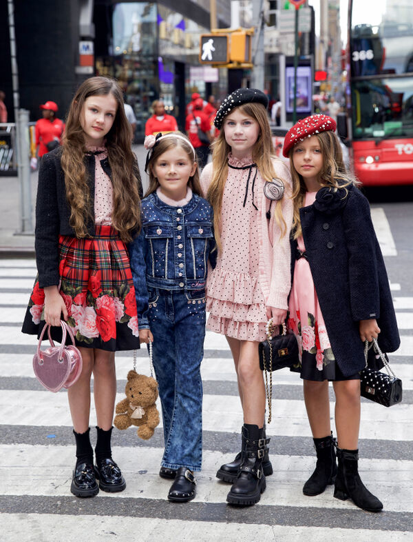 On the frenetic rhythm of Manhattan comes a special project for the new Monnalisa collection, a style story that brings autumn to life with freshness, energy, and a touch of metropolitan magic. A photoshoot that celebrates the personality, vitality, and grace of the new generation, telling through fashion an authentic way of experiencing the city.