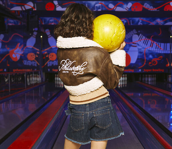 The new Autumn/Winter 2025 Philosophy by Lorenzo Serafini collection, exclusively produced by Monnalisa, is an emotional journey into childhood memories, between carefree play and couture details. A tribute to delicate and playful femininity, designed for today’s girls who want to feel free, elegant, and unique every day.