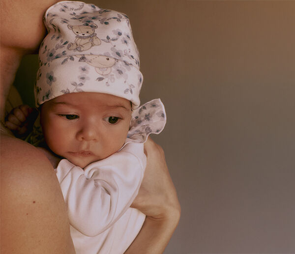 The first births bring with them unique and unforgettable emotions, made of new beginnings and small gestures that build family life. It is in this context that the layette collection becomes the protagonist: an essential and refined wardrobe, created with love to accompany newborns in their very first days of life.