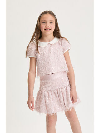 Top with pailettes and feathers