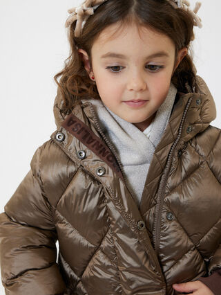 Удлиненная куртка-пуховик с легким блеском