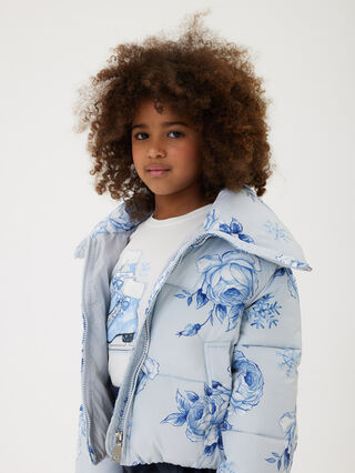 Укороченная куртка-пуховик с принтом «розы»