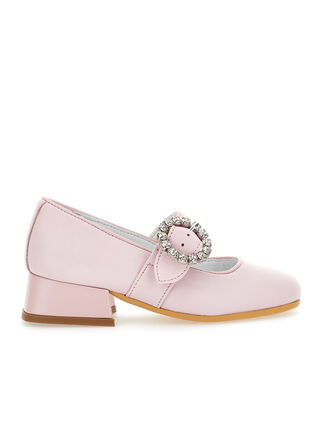 Zapatos de piel con hebilla joya.