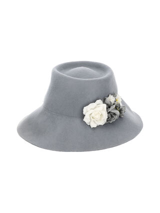 Filzhut mit Blumen