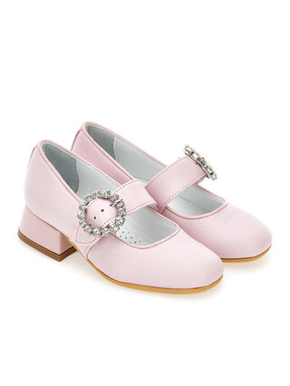 Zapatos de piel con hebilla joya.