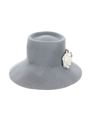 Filzhut mit Blumen