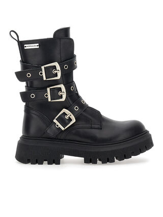 Biker de piel con hebillas