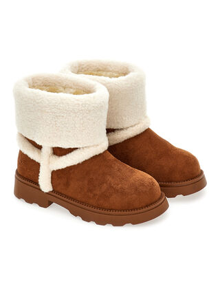Boots with fur trim
