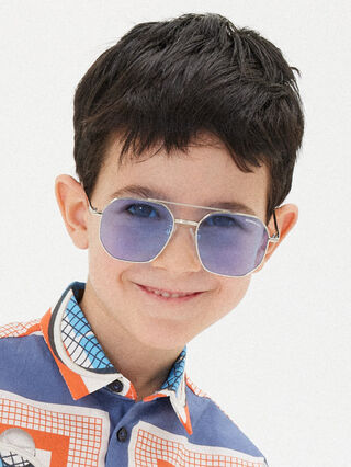 Мальчик в зеркальных очках