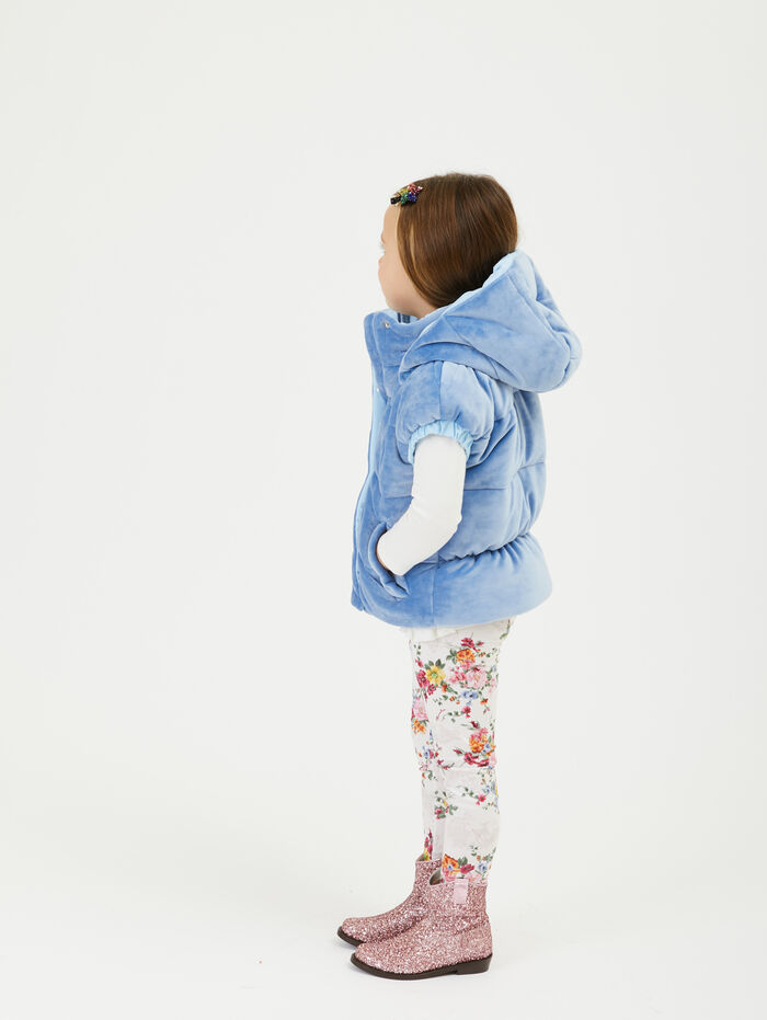 Foto ritagliata di una bambina che indossa una T-shirt blu, leggings rosa, mocio  spray portatile, lavando il pavimento con panno in microfibra Foto stock -  Alamy