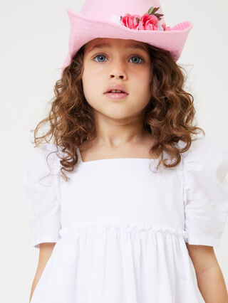 Sombrero de gabardina con flores y tachuelas