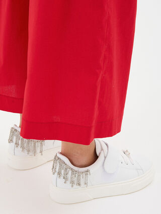 Tennis shoes with chain