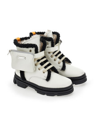 Leather boots with sheepskin inner