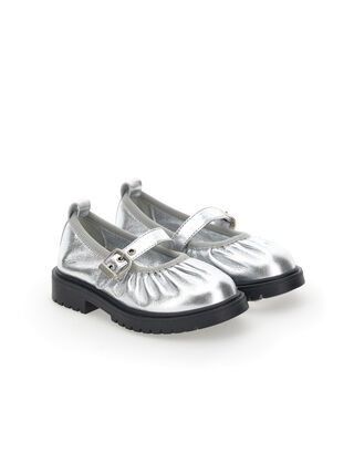 Laminated ballerinas with track sole